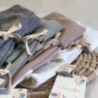 Colección Canasto disponible en Alas por tres. Hermosa textura exterior que le dan un toque delicado. Perfecta como primera muda. Disponible en Pijama Kimono y Enterizo.