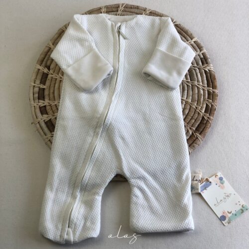 Pijama Enterizo disponible en Alas por tres. Abrigando con amor - Descubre nuestras prendas suaves, cálidas y seguras para los más pequeños. Ropa para bebés prematuros y Niños hasta 4 años. Recién Nacido, Primera muda