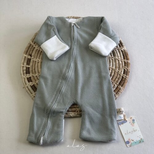 Pijama Enterizo disponible en Alas por tres. Abrigando con amor - Descubre nuestras prendas suaves, cálidas y seguras para los más pequeños. Ropa para bebés prematuros y Niños hasta 4 años. Recién Nacido, Primera muda