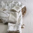 Pijama Enterizo disponible en Alas por tres. Abrigando con amor - Descubre nuestras prendas suaves, cálidas y seguras para los más pequeños. Ropa para bebés prematuros y Niños hasta 4 años. Recién Nacido, Primera muda