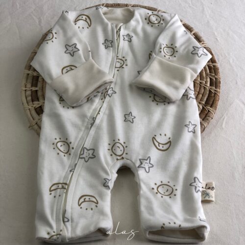 Pijama Enterizo disponible en Alas por tres. Abrigando con amor - Descubre nuestras prendas suaves, cálidas y seguras para los más pequeños. Ropa para bebés prematuros y Niños hasta 4 años. Recién Nacido, Primera muda