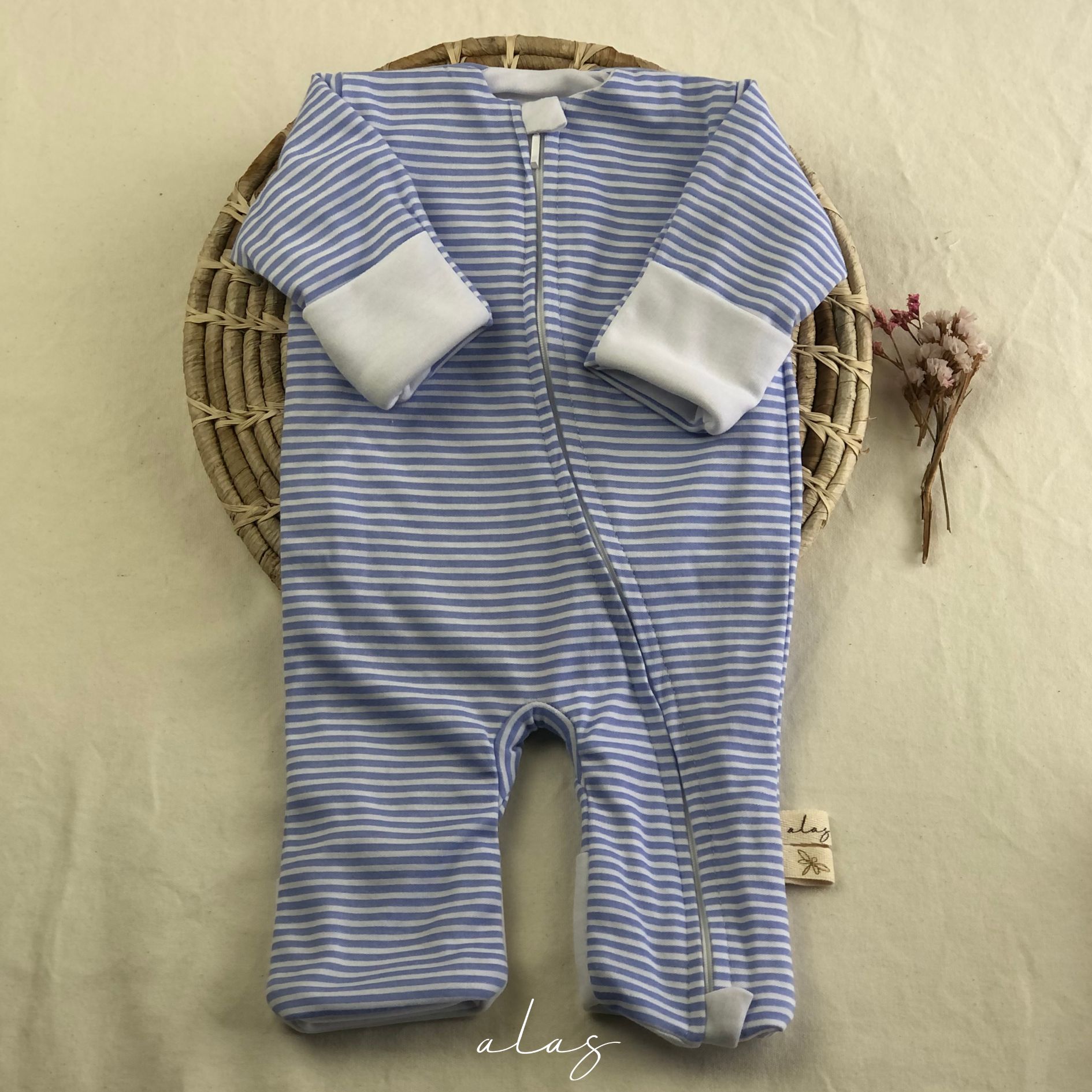 Pijama Enterizo disponible en Alas por tres. Abrigando con amor - Descubre nuestras prendas suaves, cálidas y seguras para los más pequeños. Ropa para bebés prematuros y Niños hasta 4 años. Recién Nacido, Primera muda