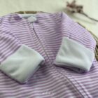 Pijama Enterizo disponible en Alas por tres. Abrigando con amor - Descubre nuestras prendas suaves, cálidas y seguras para los más pequeños. Ropa para bebés prematuros y Niños hasta 4 años. Recién Nacido, Primera muda