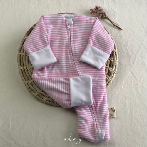 Pijama Enterizo disponible en Alas por tres. Abrigando con amor - Descubre nuestras prendas suaves, cálidas y seguras para los más pequeños. Ropa para bebés prematuros y Niños hasta 4 años. Recién Nacido, Primera muda