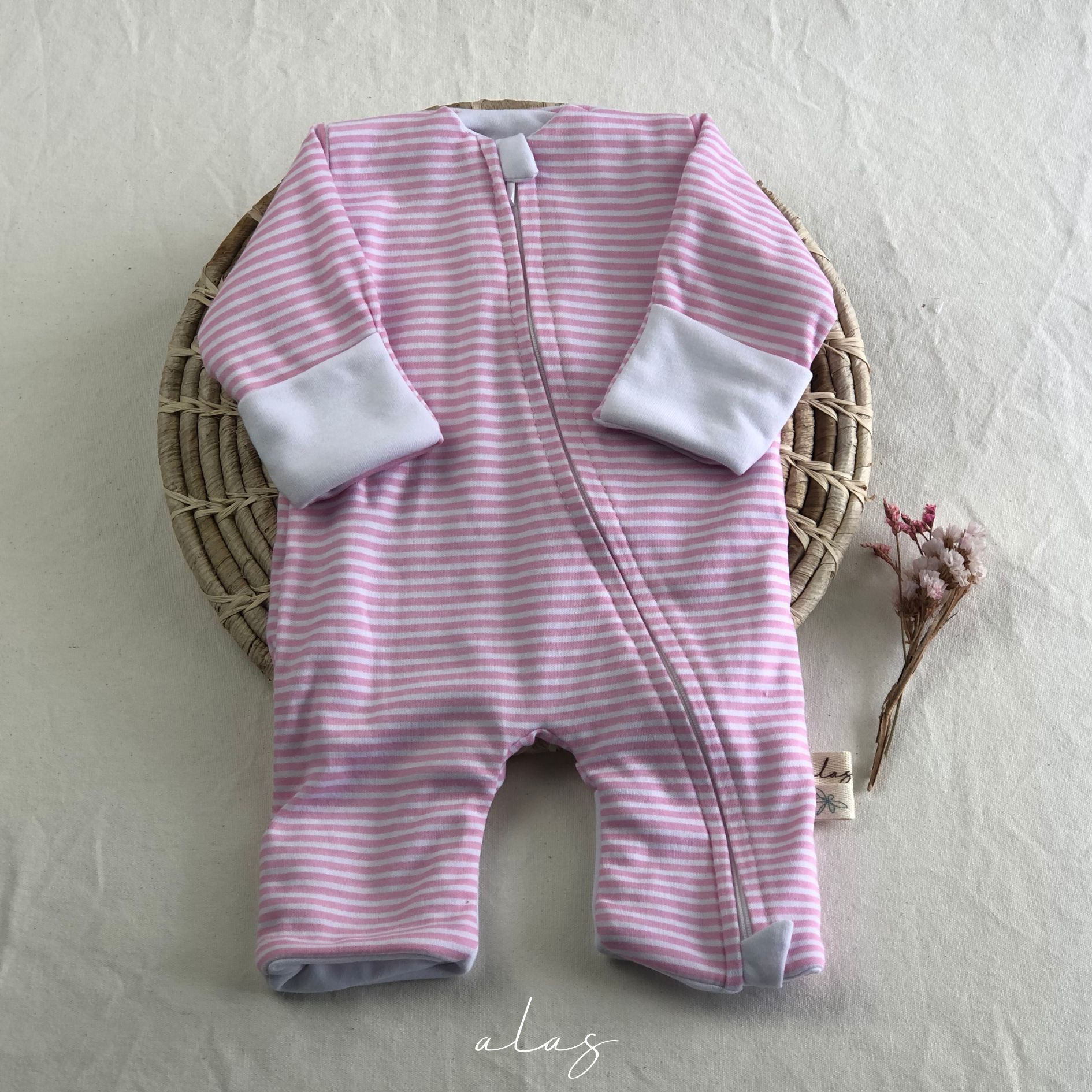 Pijama Enterizo disponible en Alas por tres. Abrigando con amor - Descubre nuestras prendas suaves, cálidas y seguras para los más pequeños. Ropa para bebés prematuros y Niños hasta 4 años. Recién Nacido, Primera muda