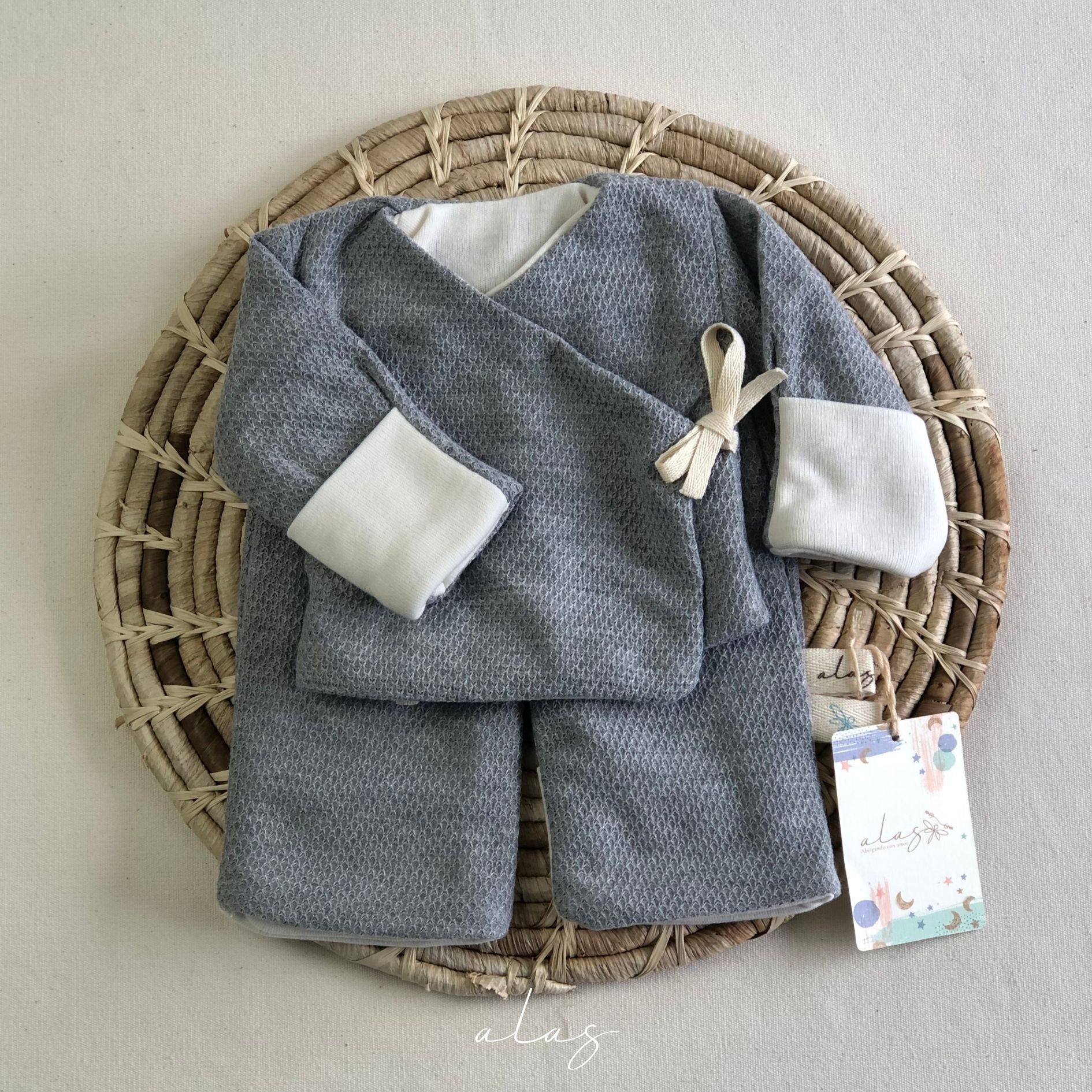 Pijama Kimono disponible en Alas por tres. Abrigando con amor - Descubre nuestras prendas suaves, cálidas y seguras para los más pequeños. Ropa para bebés prematuros y Niños hasta 4 años. Recién Nacido, Primera muda