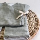 Pijama Kimono disponible en Alas por tres. Abrigando con amor - Descubre nuestras prendas suaves, cálidas y seguras para los más pequeños. Ropa para bebés prematuros y Niños hasta 4 años. Recién Nacido, Primera muda