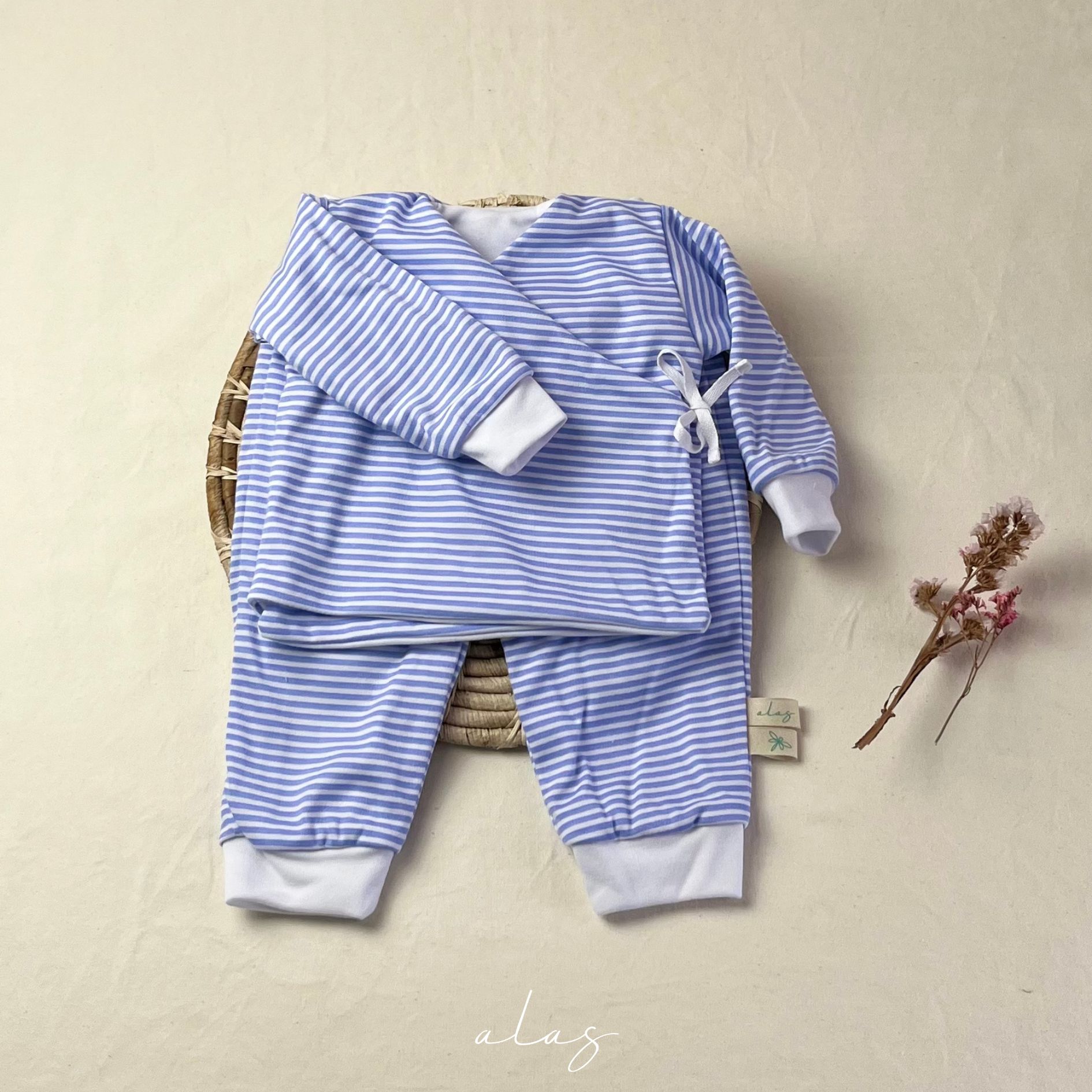 Pijama Kimono disponible en Alas por tres. Abrigando con amor - Descubre nuestras prendas suaves, cálidas y seguras para los más pequeños. Ropa para bebés prematuros y Niños hasta 4 años. Recién Nacido, Primera muda