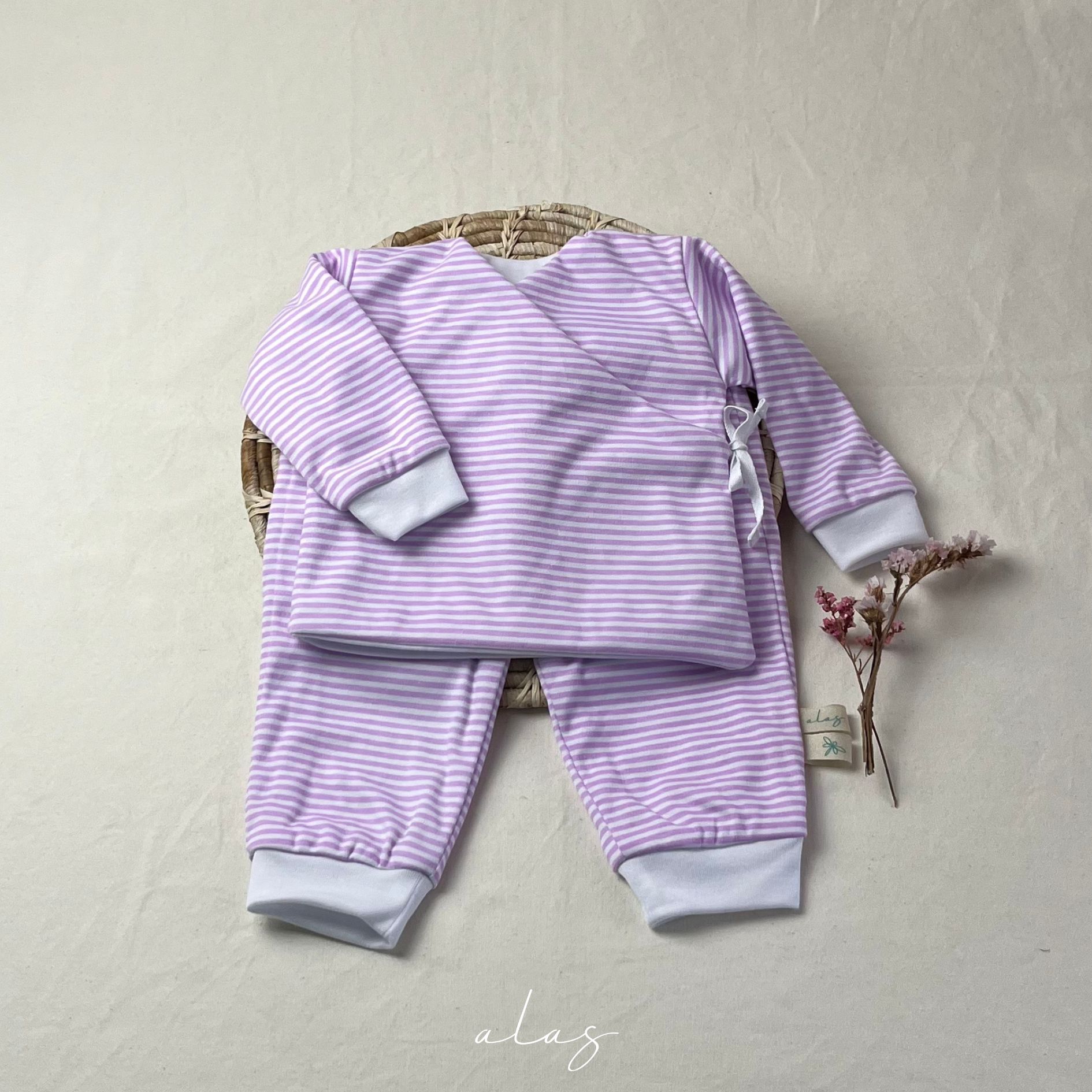 Pijama Kimono disponible en Alas por tres. Abrigando con amor - Descubre nuestras prendas suaves, cálidas y seguras para los más pequeños. Ropa para bebés prematuros y Niños hasta 4 años. Recién Nacido, Primera muda