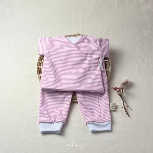 Pijama Kimono disponible en Alas por tres. Abrigando con amor - Descubre nuestras prendas suaves, cálidas y seguras para los más pequeños. Ropa para bebés prematuros y Niños hasta 4 años. Recién Nacido, Primera muda