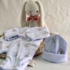 Pijama Enterizo disponible en Alas por tres. Abrigando con amor - Descubre nuestras prendas suaves, cálidas y seguras para los más pequeños. Ropa para bebés prematuros y Niños hasta 4 años. Recién Nacido, Primera muda
