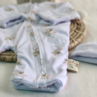 Pijama Enterizo disponible en Alas por tres. Abrigando con amor - Descubre nuestras prendas suaves, cálidas y seguras para los más pequeños. Ropa para bebés prematuros y Niños hasta 4 años. Recién Nacido, Primera muda