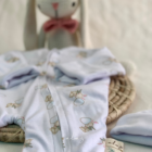 Pijama Enterizo disponible en Alas por tres. Abrigando con amor - Descubre nuestras prendas suaves, cálidas y seguras para los más pequeños. Ropa para bebés prematuros y Niños hasta 4 años. Recién Nacido, Primera muda